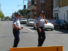../2000/03/24-AUS-rts-hindley-cop.jpg