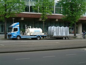 ../2000/05/21-amsterdam-NLD-truck-urinal.jpg