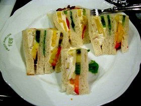 ../2001/05/06-1200-food-sandwich-fruit-shibuya-JPN-tokyo.jpg