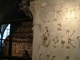 ../2001/05/28-1200-prague-CZE-kutna_hora-ossuary.jpg