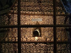 ../2001/05/28-1200-prague-CZE-kutna_hora-ossuary_1.jpg