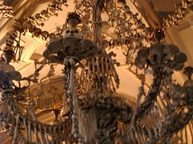 ../2001/05/28-1200-prague-CZE-kutna_hora-ossuary_8.jpg