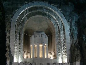 ../2001/11/4-nice-FRA-memorial.jpg