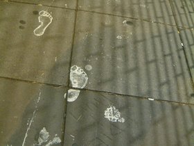 ../2002/09/29-central_sq-MA-night-feet.jpg
