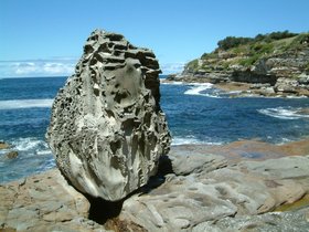 ../2002/10/12-sydney-AUS-bondi-beach-boulder.jpg