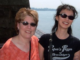 ../2004/schaddelees/07-brooklyn_bridge-ruth-nora-nancy.jpg
