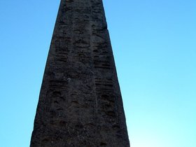 ../2005/02/27-central_sq-MA-park-obelisk.jpg