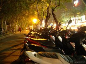 ../2007/07/31-2126-by_nora-shilin-TWN-moped-bynora.jpg