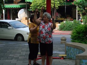 ../2007/08/03-0740-taipei-TWN-excercising-women-exercise.jpg