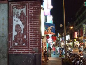 ../2007/08/03-1914-danshui-TWN-temple-street.jpg