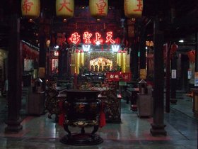 ../2007/08/03-danshui-TWN-temple-alter.jpg