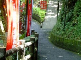 ../2007/08/05-1134-by_nora-maokong-TWN-tea-area-teahouse-driveway-bynora.jpg