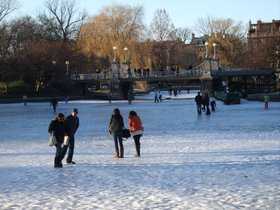 ../2009/02/14-1530-boston-MA-garden-lake-ice.jpg