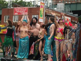 ../2009/06/20-1457-brooklyn-NY-coney_island-mermaid_parade-parade-party.jpg