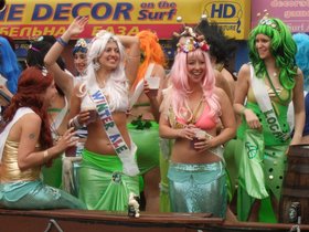 ../2009/06/20-1504-brooklyn-NY-coney_island-mermaid_parade-parade-ale.jpg