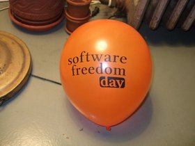 21-2134-software-freedom-balloon.jpg