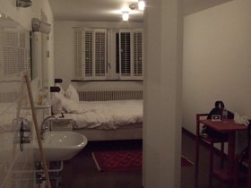 ../2010/03/26-1940-amsterdam-NLD-loyd-hotel-room.jpg