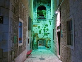 ../2016/05/13-2202-HRV-diocletian_palace-split.jpg