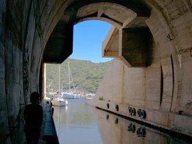 ../2016/05/16-1614-vis-tunnel-HRV-island-ruins.jpg