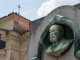../2018/05/29-1316-prague-CZE-cemetery-sculpture.jpg