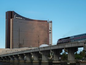 ../2018/10/06-1637-building-train.jpg