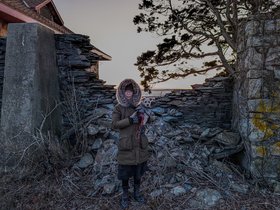 ../2025/03/07-1758-newport_RI-ruins-nora-nixie.jpg