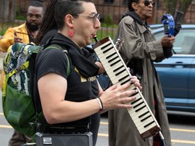 ../2025/10/12-1307-parade-honk_1.jpg