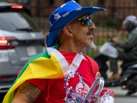 ../2025/10/12-1311-parade-honk_1.jpg