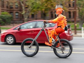 ../2025/10/12-1316-parade-bike-honk_1.jpg