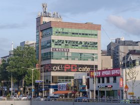 ../2026/07/27-1901-KOR-building-daejeon-street.jpg