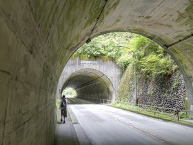 04-1320-JPN-hike-river-street-tokyo.jpg